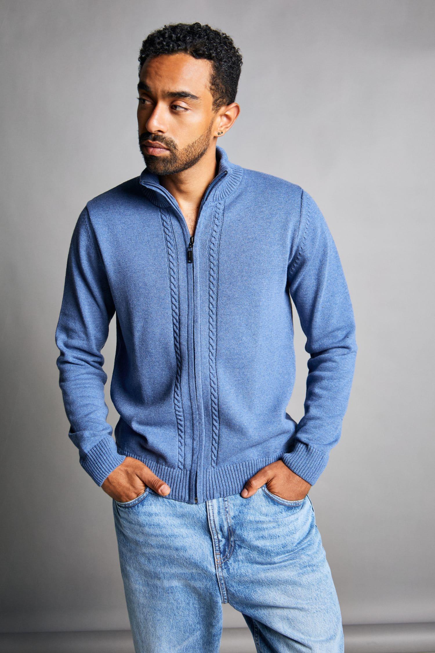 Hombre con chaqueta de punto azul y cremallera, ropa casual para hombre